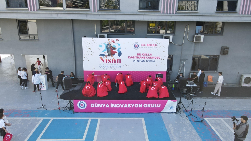 “Küçük hanımlar, küçük beyler... Sizler hepiniz, geleceğin bir gülü, yıldızı, bir bahtının aydınlığısınız. Memleketi asıl aydınlığa boğacak olan sizsiniz. Kendinizin ne kadar önemli, kıymetli olduğunuzu düşünerek ona göre çalışınız.” Mustafa Kemal ATATÜRK