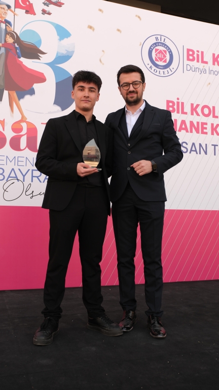 “Küçük hanımlar, küçük beyler... Sizler hepiniz, geleceğin bir gülü, yıldızı, bir bahtının aydınlığısınız. Memleketi asıl aydınlığa boğacak olan sizsiniz. Kendinizin ne kadar önemli, kıymetli olduğunuzu düşünerek ona göre çalışınız.” Mustafa Kemal ATATÜRK görseli 9