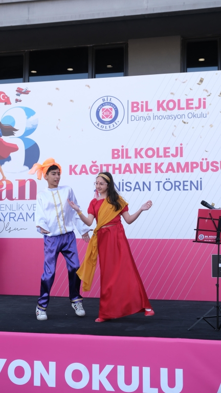 “Küçük hanımlar, küçük beyler... Sizler hepiniz, geleceğin bir gülü, yıldızı, bir bahtının aydınlığısınız. Memleketi asıl aydınlığa boğacak olan sizsiniz. Kendinizin ne kadar önemli, kıymetli olduğunuzu düşünerek ona göre çalışınız.” Mustafa Kemal ATATÜRK görseli 10