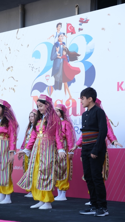 “Küçük hanımlar, küçük beyler... Sizler hepiniz, geleceğin bir gülü, yıldızı, bir bahtının aydınlığısınız. Memleketi asıl aydınlığa boğacak olan sizsiniz. Kendinizin ne kadar önemli, kıymetli olduğunuzu düşünerek ona göre çalışınız.” Mustafa Kemal ATATÜRK görseli 11