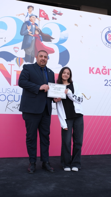 “Küçük hanımlar, küçük beyler... Sizler hepiniz, geleceğin bir gülü, yıldızı, bir bahtının aydınlığısınız. Memleketi asıl aydınlığa boğacak olan sizsiniz. Kendinizin ne kadar önemli, kıymetli olduğunuzu düşünerek ona göre çalışınız.” Mustafa Kemal ATATÜRK görseli 12