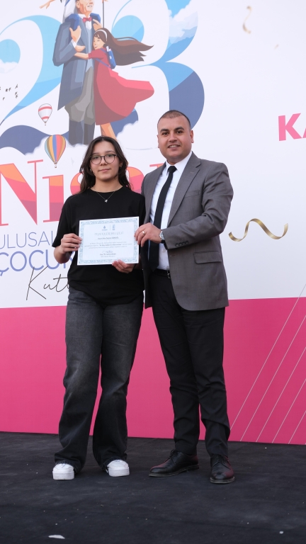 “Küçük hanımlar, küçük beyler... Sizler hepiniz, geleceğin bir gülü, yıldızı, bir bahtının aydınlığısınız. Memleketi asıl aydınlığa boğacak olan sizsiniz. Kendinizin ne kadar önemli, kıymetli olduğunuzu düşünerek ona göre çalışınız.” Mustafa Kemal ATATÜRK görseli 13