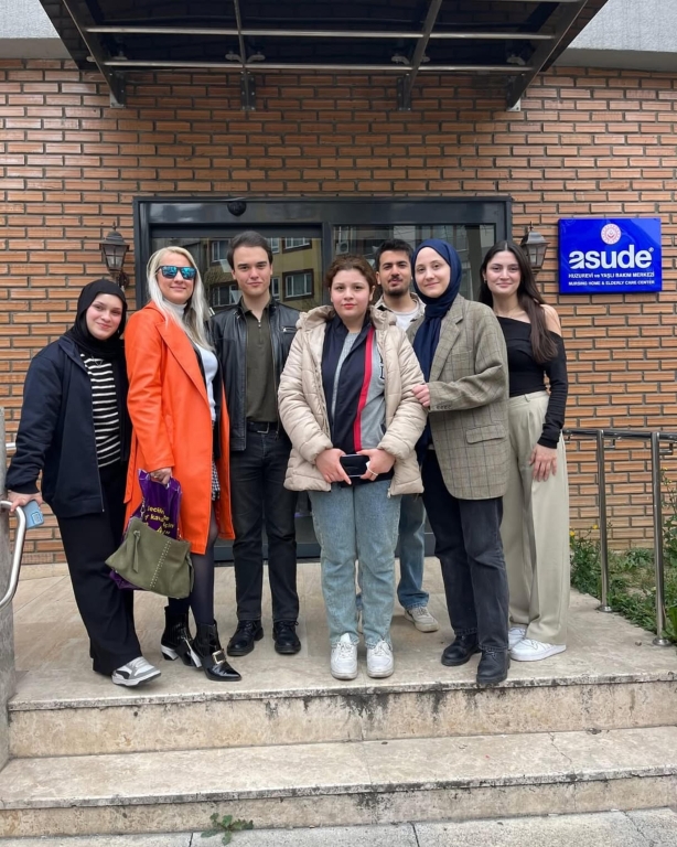 Kağıthane Bil Koleji’nden Şişli Asude Huzurevi’ne Anlamlı Ziyaret Kağıthane Bil Koleji olarak Yaşlılar Haftası kapsamında, lise öğrencilerimizle birlikte Şişli Asude Huzurevi’ni ziyaret ettik. Psikodrama Öğretmeni Ayça Hoca koordinatörlüğünde ve Din Kültürü ve Ahlak Bilgisi Öğretmeni Haticenur Hoca rehberliğinde gerçekleştirdiğimiz bu anlamlı buluşmada, büyüklerimizle keyifli anlar paylaştık. görseli 2
