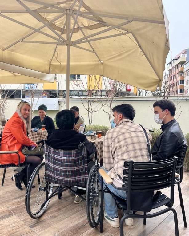 Kağıthane Bil Koleji’nden Şişli Asude Huzurevi’ne Anlamlı Ziyaret Kağıthane Bil Koleji olarak Yaşlılar Haftası kapsamında, lise öğrencilerimizle birlikte Şişli Asude Huzurevi’ni ziyaret ettik. Psikodrama Öğretmeni Ayça Hoca koordinatörlüğünde ve Din Kültürü ve Ahlak Bilgisi Öğretmeni Haticenur Hoca rehberliğinde gerçekleştirdiğimiz bu anlamlı buluşmada, büyüklerimizle keyifli anlar paylaştık. görseli 3