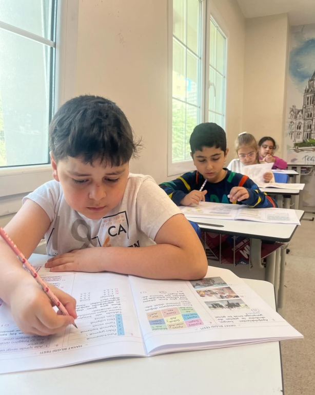 Okula Kabul ve Bursluluk Sınavımızın ilk gününü başarıyla tamamladık! Bugün sınavımıza katılan tüm öğrencilerimize başarılar dileriz. Gösterdiğiniz ilgi ve güven için değerli velilerimize ve bizleri tercih eden herkese gönülden teşekkür ederiz. Eğitim yolculuğunda birlikte ilerlemek dileğiyle! #BurslulukSınavı #EğitimdeFırsat #GeleceğeBirAdım #BaşarıDoluYolculuk görseli 4