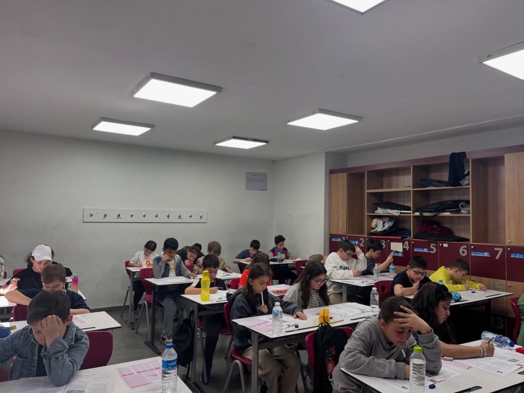 Bugün Kağıthane BİL Koleji’nde Bursluluk Sınavı Heyecanı Vardı Sınava katılan tüm öğrencilerimize ve ailelerine teşekkür ederiz. Başarı dolu bir eğitim yolculuğunda birlikte ilerlemek dileğiyle #KağıthaneBİL #BurslulukSınavı görseli 7