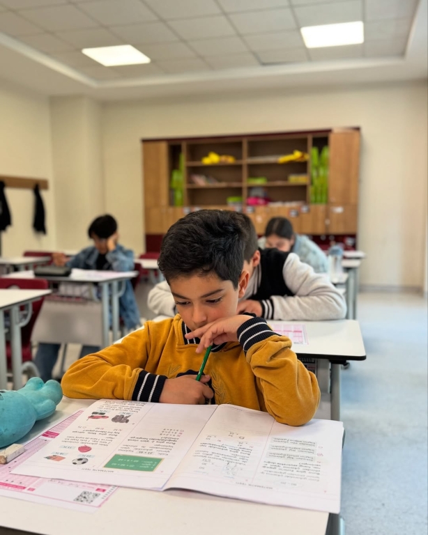 Okula kabul ve bursluluk sınavımızın son gününü de başarıyla tamamladık! Gösterdiğiniz ilgi ve güven için değerli velilerimize ve bizleri tercih eden herkese gönülden teşekkür ederiz. Eğitim yolculuğunda birlikte ilerlemek dileğiyle! görseli 2