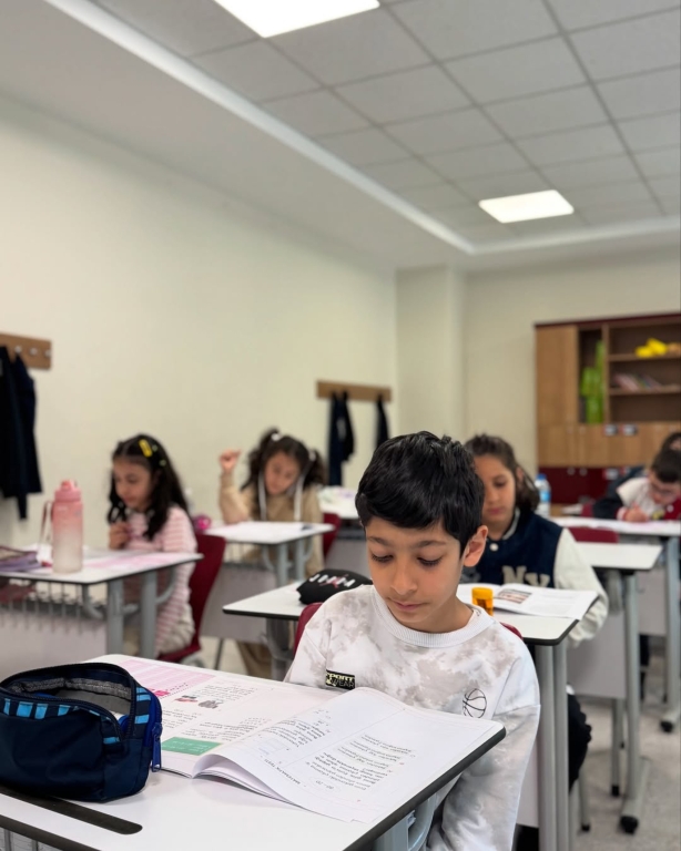 Okula kabul ve bursluluk sınavımızın son gününü de başarıyla tamamladık! Gösterdiğiniz ilgi ve güven için değerli velilerimize ve bizleri tercih eden herkese gönülden teşekkür ederiz. Eğitim yolculuğunda birlikte ilerlemek dileğiyle! görseli 3