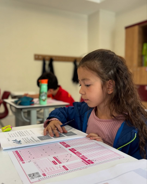 Okula kabul ve bursluluk sınavımızın son gününü de başarıyla tamamladık! Gösterdiğiniz ilgi ve güven için değerli velilerimize ve bizleri tercih eden herkese gönülden teşekkür ederiz. Eğitim yolculuğunda birlikte ilerlemek dileğiyle! görseli 4