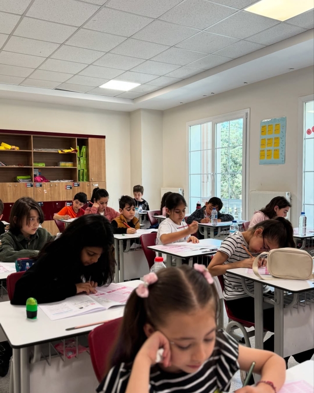 Okula kabul ve bursluluk sınavımızın son gününü de başarıyla tamamladık! Gösterdiğiniz ilgi ve güven için değerli velilerimize ve bizleri tercih eden herkese gönülden teşekkür ederiz. Eğitim yolculuğunda birlikte ilerlemek dileğiyle! görseli 5