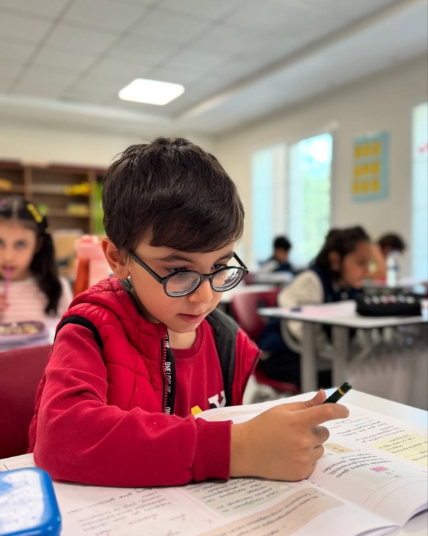 Okula kabul ve bursluluk sınavımızın son gününü de başarıyla tamamladık! Gösterdiğiniz ilgi ve güven için değerli velilerimize ve bizleri tercih eden herkese gönülden teşekkür ederiz. Eğitim yolculuğunda birlikte ilerlemek dileğiyle! görseli 6