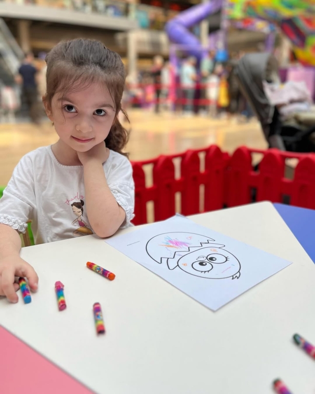Eğitimle Dolu Keyifli Bir Hafta Sonu Tüm Hızıyla Devam Ediyor! Avcılar BİL Koleji standında etkinliğimizin 2. günündeyiz! Eğitime dair her şeyi konuşmak, okulumuzu yakından tanımak ve merak ettiğiniz tüm sorulara cevap bulmak için sizleri standımıza bekliyoruz. Çocuklar için eğlenceli etkinlikler, renkli atölyeler ve sürpriz hediyelerle dolu bir gün sizi bekliyor! Haydi, gelin tanışalım ve birlikte keşfedelim! #bilkoleji #tanıtımgünleri #eğlenereköğretenokul