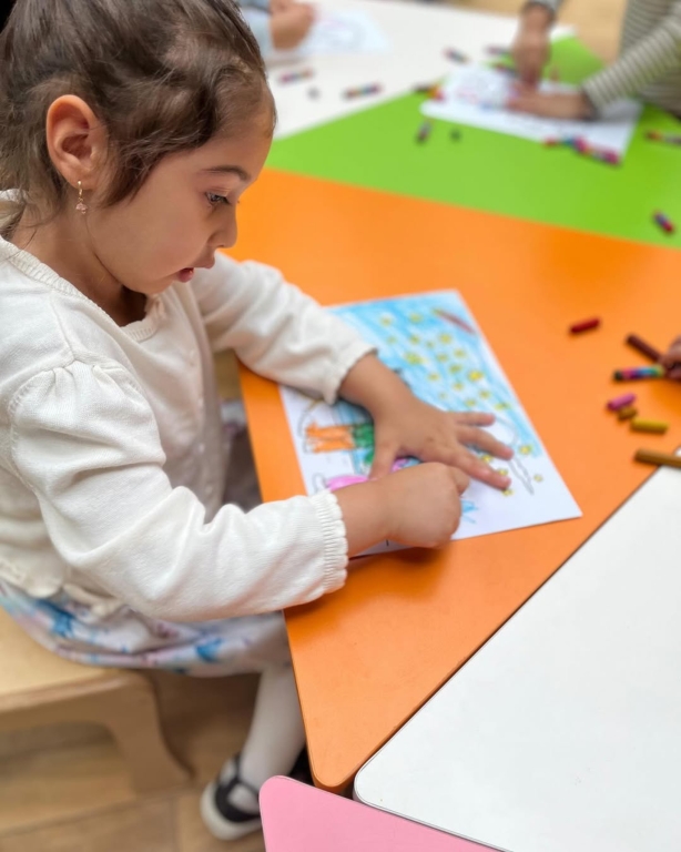 Eğitimle Dolu Keyifli Bir Hafta Sonu Tüm Hızıyla Devam Ediyor! Avcılar BİL Koleji standında etkinliğimizin 2. günündeyiz! Eğitime dair her şeyi konuşmak, okulumuzu yakından tanımak ve merak ettiğiniz tüm sorulara cevap bulmak için sizleri standımıza bekliyoruz. Çocuklar için eğlenceli etkinlikler, renkli atölyeler ve sürpriz hediyelerle dolu bir gün sizi bekliyor! Haydi, gelin tanışalım ve birlikte keşfedelim! #bilkoleji #tanıtımgünleri #eğlenereköğretenokul görseli 2