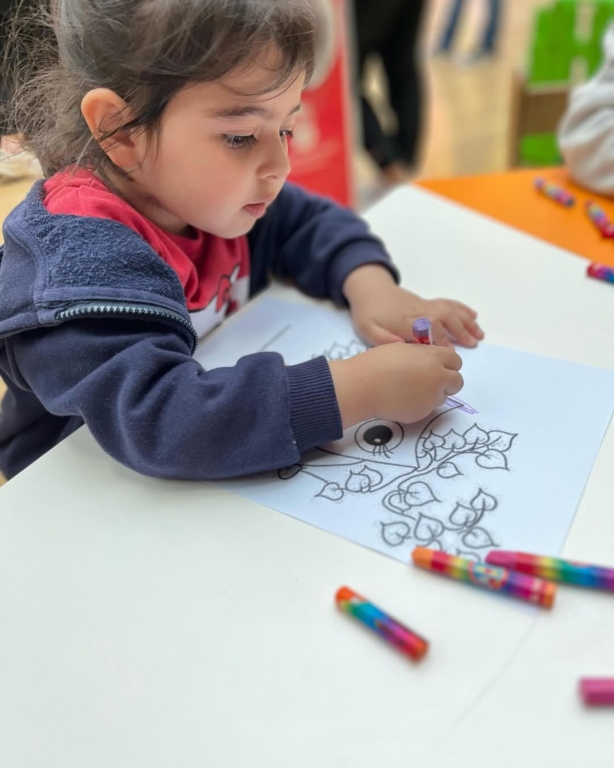 Eğitimle Dolu Keyifli Bir Hafta Sonu Tüm Hızıyla Devam Ediyor! Avcılar BİL Koleji standında etkinliğimizin 2. günündeyiz! Eğitime dair her şeyi konuşmak, okulumuzu yakından tanımak ve merak ettiğiniz tüm sorulara cevap bulmak için sizleri standımıza bekliyoruz. Çocuklar için eğlenceli etkinlikler, renkli atölyeler ve sürpriz hediyelerle dolu bir gün sizi bekliyor! Haydi, gelin tanışalım ve birlikte keşfedelim! #bilkoleji #tanıtımgünleri #eğlenereköğretenokul görseli 4