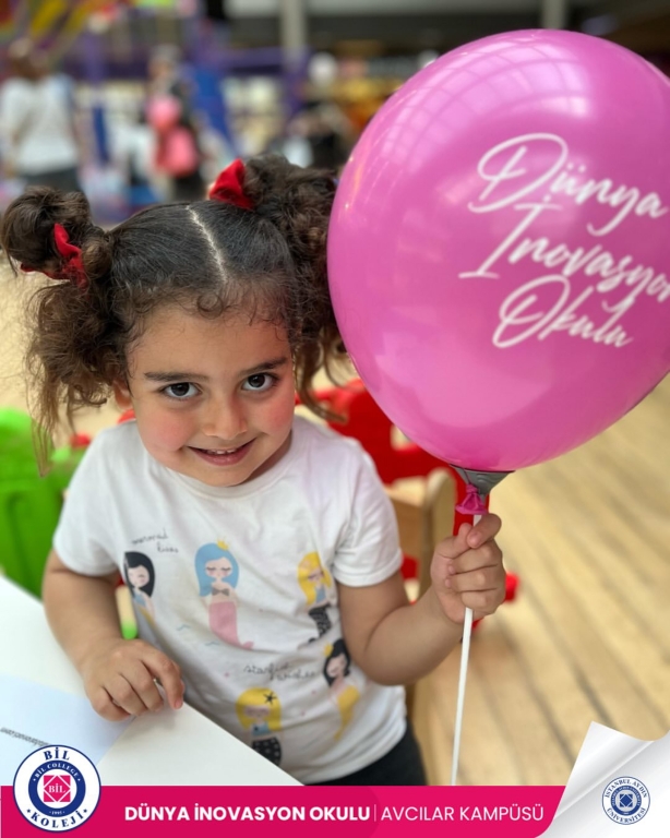 Eğitimle Dolu Keyifli Bir Hafta Sonu Tüm Hızıyla Devam Ediyor! Avcılar BİL Koleji standında etkinliğimizin 2. günündeyiz! Eğitime dair her şeyi konuşmak, okulumuzu yakından tanımak ve merak ettiğiniz tüm sorulara cevap bulmak için sizleri standımıza bekliyoruz. Çocuklar için eğlenceli etkinlikler, renkli atölyeler ve sürpriz hediyelerle dolu bir gün sizi bekliyor! Haydi, gelin tanışalım ve birlikte keşfedelim! #bilkoleji #tanıtımgünleri #eğlenereköğretenokul görseli 8