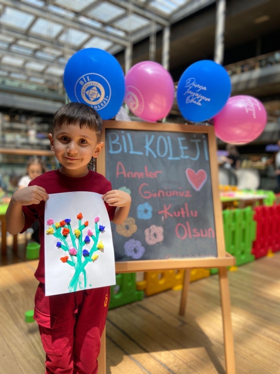 Pelican Mall’da dolu dolu, rengârenk bir haftayı geride bıraktık! Avcılar BİL Koleji olarak 3–11 Mayıs tarihleri arasında standımızda bizleri yalnız bırakmayan herkese teşekkür ederiz! Çocuklarımızla birlikte gerçekleştirdiğimiz eğlenceli etkinlikler, atölyeler ve sürprizlerle dolu bu güzel buluşma bizim için çok değerliydi. İlginiz, gülümsemeleriniz ve enerjinizle standımıza renk kattınız! Yeni etkinliklerde buluşmak dileğiyle! #AvcılarBİLKoleji #TanıtımStandı #EğitimleFarkYarat #ÇocukEtkinlikleri