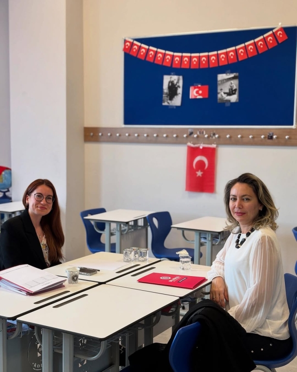 Yılın Son Veli Görüşmeleri Tamamlandı ✨ 2024-2025 eğitim öğretim yılının son bireysel veli görüşmelerini başarıyla tamamlamış bulunuyoruz. Öğrencilerimizin akademik, sosyal ve duygusal gelişim süreçlerini velilerimizle paylaşarak yıl boyunca yürüttüğümüz çalışmaları birlikte değerlendirme fırsatı bulduk. Bu görüşmelerle birlikte okul-veli iş birliğimizi daha da güçlendirdik. Eğitim yolculuğumuzda bizlere eşlik eden, sürece aktif katılım gösteren tüm velilerimize gönülden teşekkür ederiz. Birlikte daha nice başarı dolu yıllara! #veligörüşmeleri #bilkoleji görseli 3