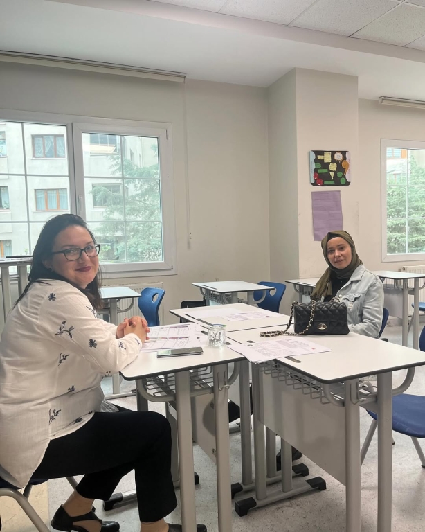 Bugün öğrencilerimizin en değerli destekçileri olan kıymetli velilerimizle bireysel veli toplantımızı gerçekleştirdik! Her bir öğrencimizin akademik ve sosyal gelişimini detaylıca ele aldığımız bu özel buluşmalarda, iş birliğimizin ne kadar kıymetli olduğunu bir kez daha hissettik. Öğrencilerimizin başarıları, Karakter gelişimleri, Eğitim hayatlarındaki hedefleri ve Velilerimizin değerli katkılarıyla geleceğe daha emin adımlarla yürüyoruz. Her biriyle birebir görüşmeler yaparak öğrencilerimiz için en doğru yol haritasını birlikte belirledik. Katılım sağlayan ve desteğini bizden esirgemeyen tüm velilerimize teşekkür ederiz! Birlikte daha güçlü, daha bilinçli ve daha başarılı nesiller için çalışmaya devam ediyoruz! #VeliToplantısı #Ortaokul#lise#anaokulu#EğitimdeİşBirliği #GelecekİçinElEle #ÖğrenciVeliÖğretmenBağlılığı görseli 2