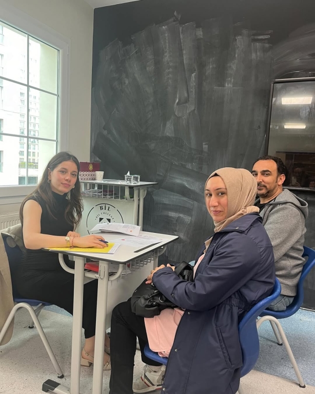 Bugün öğrencilerimizin en değerli destekçileri olan kıymetli velilerimizle bireysel veli toplantımızı gerçekleştirdik! Her bir öğrencimizin akademik ve sosyal gelişimini detaylıca ele aldığımız bu özel buluşmalarda, iş birliğimizin ne kadar kıymetli olduğunu bir kez daha hissettik. Öğrencilerimizin başarıları, Karakter gelişimleri, Eğitim hayatlarındaki hedefleri ve Velilerimizin değerli katkılarıyla geleceğe daha emin adımlarla yürüyoruz. Her biriyle birebir görüşmeler yaparak öğrencilerimiz için en doğru yol haritasını birlikte belirledik. Katılım sağlayan ve desteğini bizden esirgemeyen tüm velilerimize teşekkür ederiz! Birlikte daha güçlü, daha bilinçli ve daha başarılı nesiller için çalışmaya devam ediyoruz! #VeliToplantısı #Ortaokul#lise#anaokulu#EğitimdeİşBirliği #GelecekİçinElEle #ÖğrenciVeliÖğretmenBağlılığı görseli 3