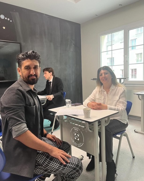 Bugün öğrencilerimizin en değerli destekçileri olan kıymetli velilerimizle bireysel veli toplantımızı gerçekleştirdik! Her bir öğrencimizin akademik ve sosyal gelişimini detaylıca ele aldığımız bu özel buluşmalarda, iş birliğimizin ne kadar kıymetli olduğunu bir kez daha hissettik. Öğrencilerimizin başarıları, Karakter gelişimleri, Eğitim hayatlarındaki hedefleri ve Velilerimizin değerli katkılarıyla geleceğe daha emin adımlarla yürüyoruz. Her biriyle birebir görüşmeler yaparak öğrencilerimiz için en doğru yol haritasını birlikte belirledik. Katılım sağlayan ve desteğini bizden esirgemeyen tüm velilerimize teşekkür ederiz! Birlikte daha güçlü, daha bilinçli ve daha başarılı nesiller için çalışmaya devam ediyoruz! #VeliToplantısı #Ortaokul#lise#anaokulu#EğitimdeİşBirliği #GelecekİçinElEle #ÖğrenciVeliÖğretmenBağlılığı görseli 4