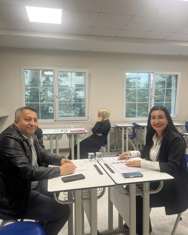 Bugün öğrencilerimizin en değerli destekçileri olan kıymetli velilerimizle bireysel veli toplantımızı gerçekleştirdik! Her bir öğrencimizin akademik ve sosyal gelişimini detaylıca ele aldığımız bu özel buluşmalarda, iş birliğimizin ne kadar kıymetli olduğunu bir kez daha hissettik. Öğrencilerimizin başarıları, Karakter gelişimleri, Eğitim hayatlarındaki hedefleri ve Velilerimizin değerli katkılarıyla geleceğe daha emin adımlarla yürüyoruz. Her biriyle birebir görüşmeler yaparak öğrencilerimiz için en doğru yol haritasını birlikte belirledik. Katılım sağlayan ve desteğini bizden esirgemeyen tüm velilerimize teşekkür ederiz! Birlikte daha güçlü, daha bilinçli ve daha başarılı nesiller için çalışmaya devam ediyoruz! #VeliToplantısı #Ortaokul#lise#anaokulu#EğitimdeİşBirliği #GelecekİçinElEle #ÖğrenciVeliÖğretmenBağlılığı görseli 6