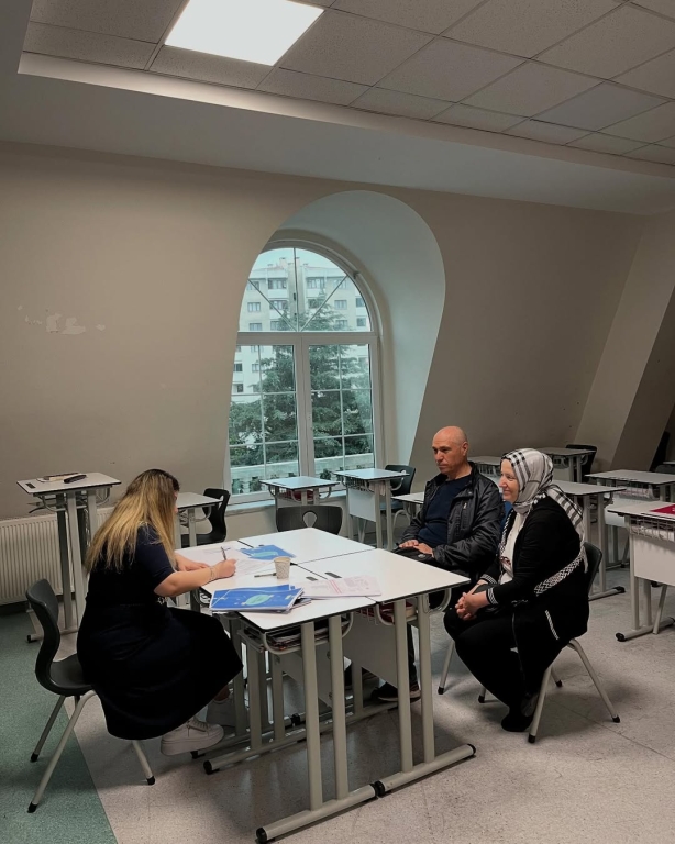 Bugün öğrencilerimizin en değerli destekçileri olan kıymetli velilerimizle bireysel veli toplantımızı gerçekleştirdik! Her bir öğrencimizin akademik ve sosyal gelişimini detaylıca ele aldığımız bu özel buluşmalarda, iş birliğimizin ne kadar kıymetli olduğunu bir kez daha hissettik. Öğrencilerimizin başarıları, Karakter gelişimleri, Eğitim hayatlarındaki hedefleri ve Velilerimizin değerli katkılarıyla geleceğe daha emin adımlarla yürüyoruz. Her biriyle birebir görüşmeler yaparak öğrencilerimiz için en doğru yol haritasını birlikte belirledik. Katılım sağlayan ve desteğini bizden esirgemeyen tüm velilerimize teşekkür ederiz! Birlikte daha güçlü, daha bilinçli ve daha başarılı nesiller için çalışmaya devam ediyoruz! #VeliToplantısı #Ortaokul#lise#anaokulu#EğitimdeİşBirliği #GelecekİçinElEle #ÖğrenciVeliÖğretmenBağlılığı görseli 8