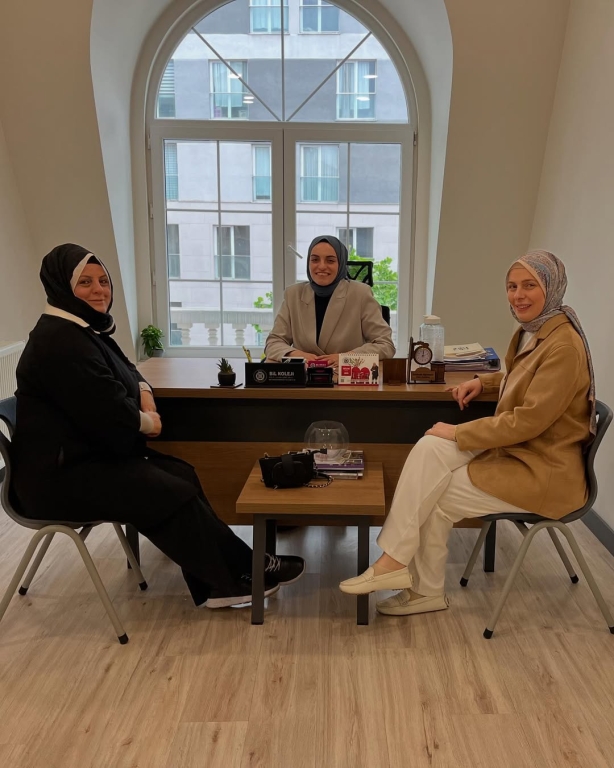 Bugün öğrencilerimizin en değerli destekçileri olan kıymetli velilerimizle bireysel veli toplantımızı gerçekleştirdik! Her bir öğrencimizin akademik ve sosyal gelişimini detaylıca ele aldığımız bu özel buluşmalarda, iş birliğimizin ne kadar kıymetli olduğunu bir kez daha hissettik. Öğrencilerimizin başarıları, Karakter gelişimleri, Eğitim hayatlarındaki hedefleri ve Velilerimizin değerli katkılarıyla geleceğe daha emin adımlarla yürüyoruz. Her biriyle birebir görüşmeler yaparak öğrencilerimiz için en doğru yol haritasını birlikte belirledik. Katılım sağlayan ve desteğini bizden esirgemeyen tüm velilerimize teşekkür ederiz! Birlikte daha güçlü, daha bilinçli ve daha başarılı nesiller için çalışmaya devam ediyoruz! #VeliToplantısı #Ortaokul#lise#anaokulu#EğitimdeİşBirliği #GelecekİçinElEle #ÖğrenciVeliÖğretmenBağlılığı görseli 11