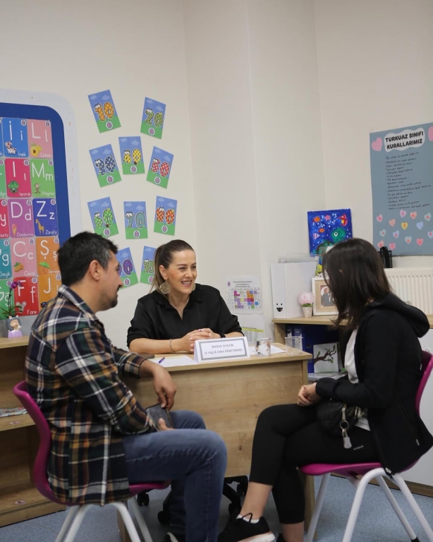 Bugün öğrencilerimizin en değerli destekçileri olan kıymetli velilerimizle bireysel veli toplantımızı gerçekleştirdik! Her bir öğrencimizin akademik ve sosyal gelişimini detaylıca ele aldığımız bu özel buluşmalarda, iş birliğimizin ne kadar kıymetli olduğunu bir kez daha hissettik. Öğrencilerimizin başarıları, Karakter gelişimleri, Eğitim hayatlarındaki hedefleri ve Velilerimizin değerli katkılarıyla geleceğe daha emin adımlarla yürüyoruz. Her biriyle birebir görüşmeler yaparak öğrencilerimiz için en doğru yol haritasını birlikte belirledik. Katılım sağlayan ve desteğini bizden esirgemeyen tüm velilerimize teşekkür ederiz! Birlikte daha güçlü, daha bilinçli ve daha başarılı nesiller için çalışmaya devam ediyoruz! #VeliToplantısı #Ortaokul#lise#anaokulu#EğitimdeİşBirliği #GelecekİçinElEle #ÖğrenciVeliÖğretmenBağlılığı görseli 15