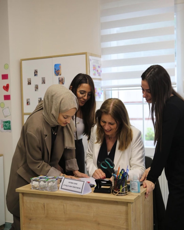 Bugün öğrencilerimizin en değerli destekçileri olan kıymetli velilerimizle bireysel veli toplantımızı gerçekleştirdik! Her bir öğrencimizin akademik ve sosyal gelişimini detaylıca ele aldığımız bu özel buluşmalarda, iş birliğimizin ne kadar kıymetli olduğunu bir kez daha hissettik. Öğrencilerimizin başarıları, Karakter gelişimleri, Eğitim hayatlarındaki hedefleri ve Velilerimizin değerli katkılarıyla geleceğe daha emin adımlarla yürüyoruz. Her biriyle birebir görüşmeler yaparak öğrencilerimiz için en doğru yol haritasını birlikte belirledik. Katılım sağlayan ve desteğini bizden esirgemeyen tüm velilerimize teşekkür ederiz! Birlikte daha güçlü, daha bilinçli ve daha başarılı nesiller için çalışmaya devam ediyoruz! #VeliToplantısı #Ortaokul#lise#anaokulu#EğitimdeİşBirliği #GelecekİçinElEle #ÖğrenciVeliÖğretmenBağlılığı görseli 18