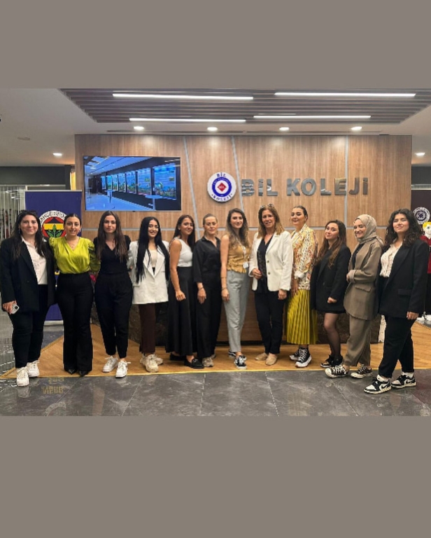 Bugün öğrencilerimizin en değerli destekçileri olan kıymetli velilerimizle bireysel veli toplantımızı gerçekleştirdik! Her bir öğrencimizin akademik ve sosyal gelişimini detaylıca ele aldığımız bu özel buluşmalarda, iş birliğimizin ne kadar kıymetli olduğunu bir kez daha hissettik. Öğrencilerimizin başarıları, Karakter gelişimleri, Eğitim hayatlarındaki hedefleri ve Velilerimizin değerli katkılarıyla geleceğe daha emin adımlarla yürüyoruz. Her biriyle birebir görüşmeler yaparak öğrencilerimiz için en doğru yol haritasını birlikte belirledik. Katılım sağlayan ve desteğini bizden esirgemeyen tüm velilerimize teşekkür ederiz! Birlikte daha güçlü, daha bilinçli ve daha başarılı nesiller için çalışmaya devam ediyoruz! #VeliToplantısı #Ortaokul#lise#anaokulu#EğitimdeİşBirliği #GelecekİçinElEle #ÖğrenciVeliÖğretmenBağlılığı görseli 23