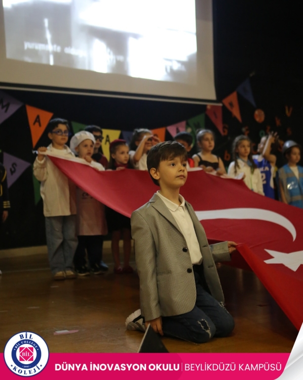 Minik yürekler bugün sahnede büyük bir başarıyı kutladı 1.sınıf öğrencilerimiz, okuma yazmayı öğrenmenin heyecanını rengârenk bir gösteriyle taçlandırdı Her harfte emek, her cümlede sevgi vardı Bu güzel günde emeği geçen öğretmenlerimize, destekleriyle yanımızda olan velilerimize ve yürekleriyle parlayan çocuklarımıza sonsuz teşekkürler Okuma Bayramımız kutlu olsun!