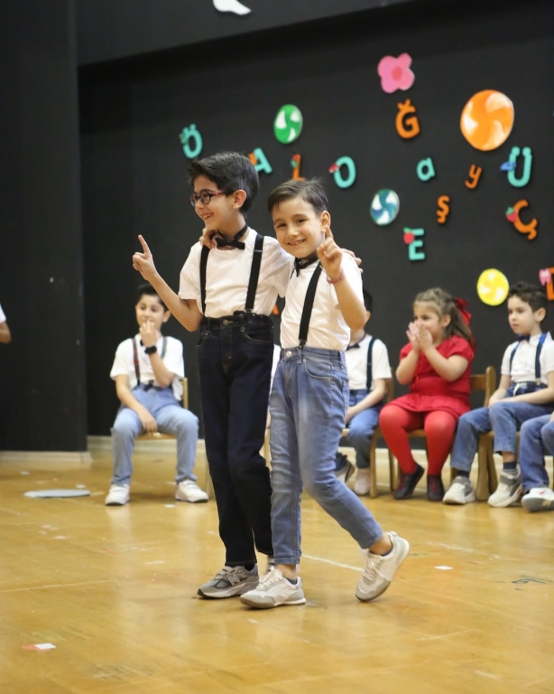 Minik yürekler bugün sahnede büyük bir başarıyı kutladı 1.sınıf öğrencilerimiz, okuma yazmayı öğrenmenin heyecanını rengârenk bir gösteriyle taçlandırdı Her harfte emek, her cümlede sevgi vardı Bu güzel günde emeği geçen öğretmenlerimize, destekleriyle yanımızda olan velilerimize ve yürekleriyle parlayan çocuklarımıza sonsuz teşekkürler Okuma Bayramımız kutlu olsun! görseli 4