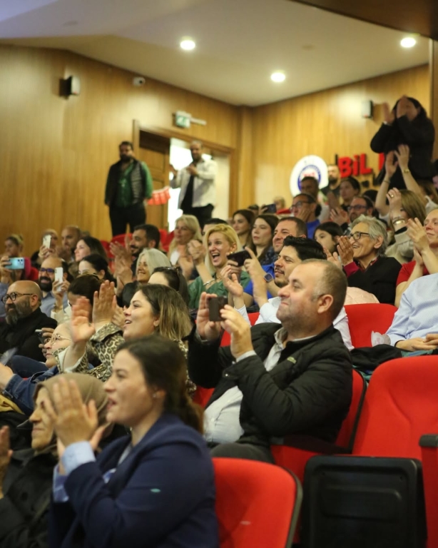 Minik yürekler bugün sahnede büyük bir başarıyı kutladı 1.sınıf öğrencilerimiz, okuma yazmayı öğrenmenin heyecanını rengârenk bir gösteriyle taçlandırdı Her harfte emek, her cümlede sevgi vardı Bu güzel günde emeği geçen öğretmenlerimize, destekleriyle yanımızda olan velilerimize ve yürekleriyle parlayan çocuklarımıza sonsuz teşekkürler Okuma Bayramımız kutlu olsun! görseli 8