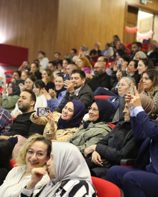 Minik yürekler bugün sahnede büyük bir başarıyı kutladı 1.sınıf öğrencilerimiz, okuma yazmayı öğrenmenin heyecanını rengârenk bir gösteriyle taçlandırdı Her harfte emek, her cümlede sevgi vardı Bu güzel günde emeği geçen öğretmenlerimize, destekleriyle yanımızda olan velilerimize ve yürekleriyle parlayan çocuklarımıza sonsuz teşekkürler Okuma Bayramımız kutlu olsun! görseli 13