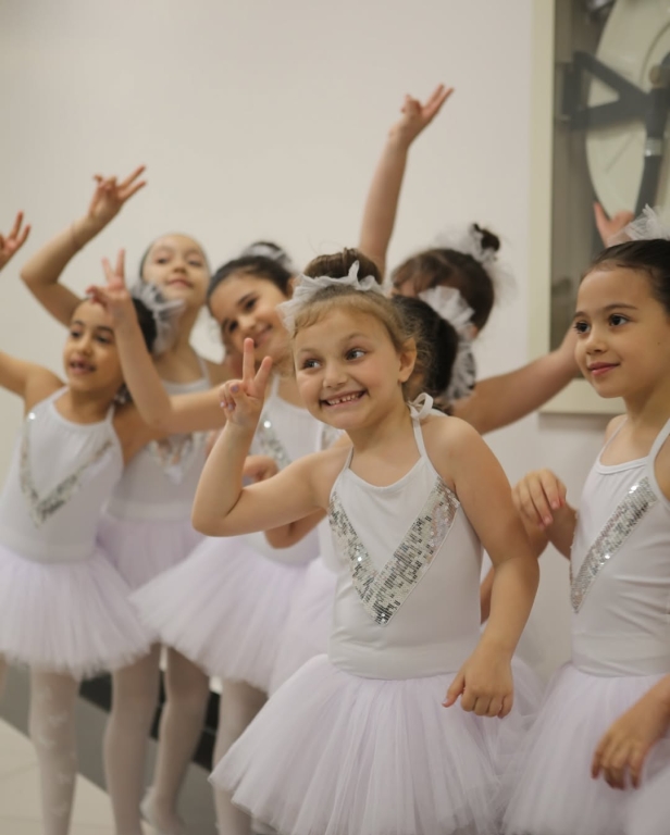 Minik yürekler bugün sahnede büyük bir başarıyı kutladı 1.sınıf öğrencilerimiz, okuma yazmayı öğrenmenin heyecanını rengârenk bir gösteriyle taçlandırdı Her harfte emek, her cümlede sevgi vardı Bu güzel günde emeği geçen öğretmenlerimize, destekleriyle yanımızda olan velilerimize ve yürekleriyle parlayan çocuklarımıza sonsuz teşekkürler Okuma Bayramımız kutlu olsun! görseli 15