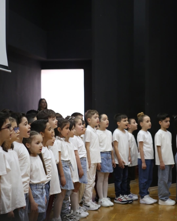 Minik yürekler bugün sahnede büyük bir başarıyı kutladı 1.sınıf öğrencilerimiz, okuma yazmayı öğrenmenin heyecanını rengârenk bir gösteriyle taçlandırdı Her harfte emek, her cümlede sevgi vardı Bu güzel günde emeği geçen öğretmenlerimize, destekleriyle yanımızda olan velilerimize ve yürekleriyle parlayan çocuklarımıza sonsuz teşekkürler Okuma Bayramımız kutlu olsun! görseli 18