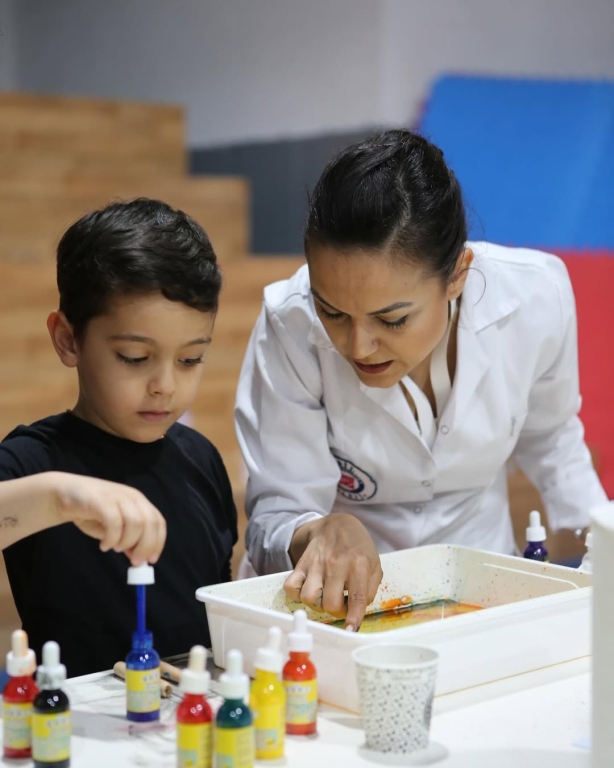 Avcılar Bil Koleji’nde Renkli Bir Şenlik Günü! Çocuk Şenliğimizde oyun parkurundan deney atölyesine, ebru sanatından seramik ve tasarım atölyelerine, yüz boyamaya kadar birbirinden eğlenceli etkinliklerle dolu dolu bir gün geçirdik! Minik misafirlerimizin heyecanı, neşesi ve enerjisiyle Avcılar Bil Koleji adeta şenlendi. Bu güzel günü bizimle paylaşan tüm çocuklara, ailelerine ve emeği geçen herkese gönülden teşekkür ederiz! #çocukşenliği #anaokulu #ilkokul görseli 4