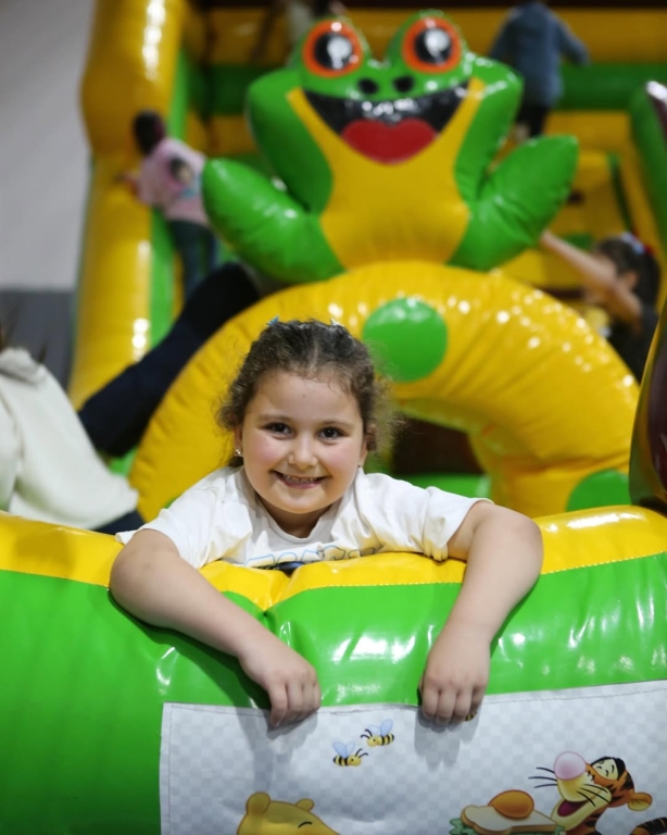Avcılar Bil Koleji’nde Renkli Bir Şenlik Günü! Çocuk Şenliğimizde oyun parkurundan deney atölyesine, ebru sanatından seramik ve tasarım atölyelerine, yüz boyamaya kadar birbirinden eğlenceli etkinliklerle dolu dolu bir gün geçirdik! Minik misafirlerimizin heyecanı, neşesi ve enerjisiyle Avcılar Bil Koleji adeta şenlendi. Bu güzel günü bizimle paylaşan tüm çocuklara, ailelerine ve emeği geçen herkese gönülden teşekkür ederiz! #çocukşenliği #anaokulu #ilkokul görseli 6