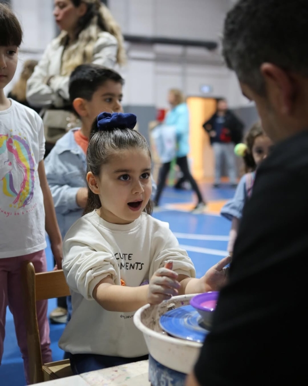 Avcılar Bil Koleji’nde Renkli Bir Şenlik Günü! Çocuk Şenliğimizde oyun parkurundan deney atölyesine, ebru sanatından seramik ve tasarım atölyelerine, yüz boyamaya kadar birbirinden eğlenceli etkinliklerle dolu dolu bir gün geçirdik! Minik misafirlerimizin heyecanı, neşesi ve enerjisiyle Avcılar Bil Koleji adeta şenlendi. Bu güzel günü bizimle paylaşan tüm çocuklara, ailelerine ve emeği geçen herkese gönülden teşekkür ederiz! #çocukşenliği #anaokulu #ilkokul görseli 14