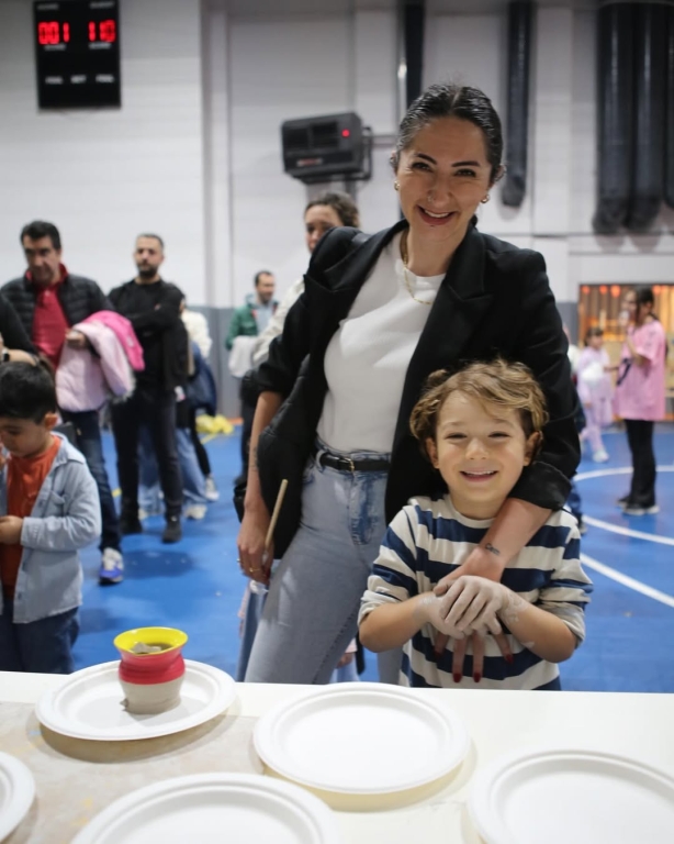 Avcılar Bil Koleji’nde Renkli Bir Şenlik Günü! Çocuk Şenliğimizde oyun parkurundan deney atölyesine, ebru sanatından seramik ve tasarım atölyelerine, yüz boyamaya kadar birbirinden eğlenceli etkinliklerle dolu dolu bir gün geçirdik! Minik misafirlerimizin heyecanı, neşesi ve enerjisiyle Avcılar Bil Koleji adeta şenlendi. Bu güzel günü bizimle paylaşan tüm çocuklara, ailelerine ve emeği geçen herkese gönülden teşekkür ederiz! #çocukşenliği #anaokulu #ilkokul görseli 18
