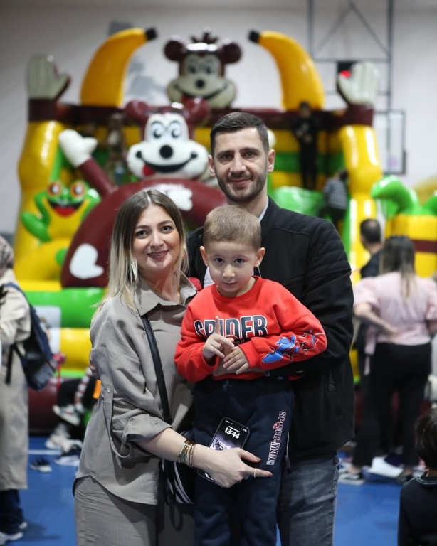 Avcılar Bil Koleji’nde Renkli Bir Şenlik Günü! Çocuk Şenliğimizde oyun parkurundan deney atölyesine, ebru sanatından seramik ve tasarım atölyelerine, yüz boyamaya kadar birbirinden eğlenceli etkinliklerle dolu dolu bir gün geçirdik! Minik misafirlerimizin heyecanı, neşesi ve enerjisiyle Avcılar Bil Koleji adeta şenlendi. Bu güzel günü bizimle paylaşan tüm çocuklara, ailelerine ve emeği geçen herkese gönülden teşekkür ederiz! #çocukşenliği #anaokulu #ilkokul görseli 22