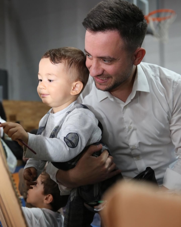 Avcılar Bil Koleji’nde Renkli Bir Şenlik Günü! Çocuk Şenliğimizde oyun parkurundan deney atölyesine, ebru sanatından seramik ve tasarım atölyelerine, yüz boyamaya kadar birbirinden eğlenceli etkinliklerle dolu dolu bir gün geçirdik! Minik misafirlerimizin heyecanı, neşesi ve enerjisiyle Avcılar Bil Koleji adeta şenlendi. Bu güzel günü bizimle paylaşan tüm çocuklara, ailelerine ve emeği geçen herkese gönülden teşekkür ederiz! #çocukşenliği #anaokulu #ilkokul görseli 23