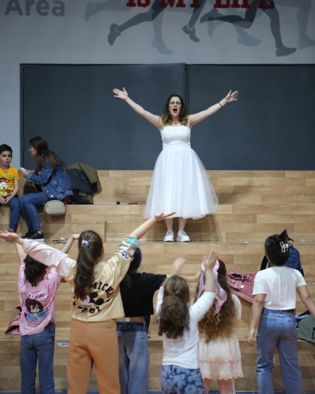 Avcılar Bil Koleji’nde Renkli Bir Şenlik Günü! Çocuk Şenliğimizde oyun parkurundan deney atölyesine, ebru sanatından seramik ve tasarım atölyelerine, yüz boyamaya kadar birbirinden eğlenceli etkinliklerle dolu dolu bir gün geçirdik! Minik misafirlerimizin heyecanı, neşesi ve enerjisiyle Avcılar Bil Koleji adeta şenlendi. Bu güzel günü bizimle paylaşan tüm çocuklara, ailelerine ve emeği geçen herkese gönülden teşekkür ederiz! #çocukşenliği #anaokulu #ilkokul görseli 27