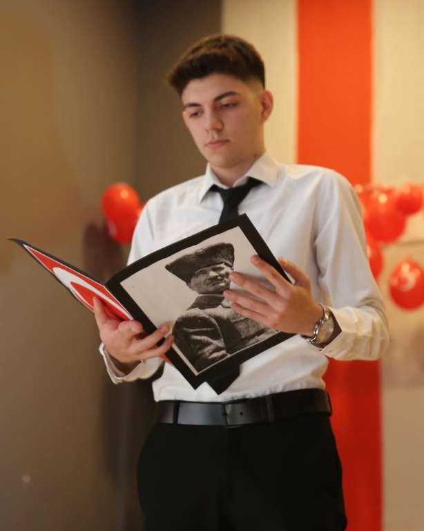 Gazi Mustafa Kemal Atatürk’ün Samsun’a çıkarak Kurtuluş Mücadelesi’ni başlattığı ve Türk gençliğine armağan ettiği 19 Mayıs Atatürk’ü Anma, Gençlik ve Spor Bayramını büyük bir coşku ve gururla kutladık. Gençlerimizin hazırladığı gösterilerle bir kez daha Atatürk’ün izinde, geleceğe umutla baktık. #19Mayıs #AtatürküAnma #GençlikVeSporBayramı #BilKoleji görseli 7