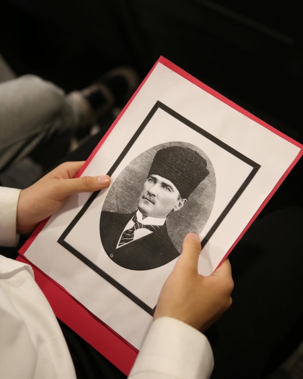 Gazi Mustafa Kemal Atatürk’ün Samsun’a çıkarak Kurtuluş Mücadelesi’ni başlattığı ve Türk gençliğine armağan ettiği 19 Mayıs Atatürk’ü Anma, Gençlik ve Spor Bayramını büyük bir coşku ve gururla kutladık. Gençlerimizin hazırladığı gösterilerle bir kez daha Atatürk’ün izinde, geleceğe umutla baktık. #19Mayıs #AtatürküAnma #GençlikVeSporBayramı #BilKoleji görseli 17