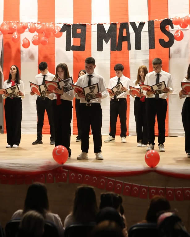 Gazi Mustafa Kemal Atatürk’ün Samsun’a çıkarak Kurtuluş Mücadelesi’ni başlattığı ve Türk gençliğine armağan ettiği 19 Mayıs Atatürk’ü Anma, Gençlik ve Spor Bayramını büyük bir coşku ve gururla kutladık. Gençlerimizin hazırladığı gösterilerle bir kez daha Atatürk’ün izinde, geleceğe umutla baktık. #19Mayıs #AtatürküAnma #GençlikVeSporBayramı #BilKoleji görseli 26