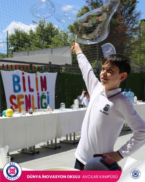 Bilimle Dolu Harika Bir Günü Geride Bıraktık! Bu yılki Bilim Şenliğimiz, öğrencilerimizin yaratıcılığıyla, deneyler ve projelerle dolu unutulmaz bir güne dönüştü. Emeği geçen tüm öğrencilerimize ve onları sevgiyle, sabırla yönlendiren öğretmenlerimize yürekten teşekkür ederiz! Birlikte keşfettik, öğrendik ve büyüdük! #bilimşenliği #bilim #bilkoleji