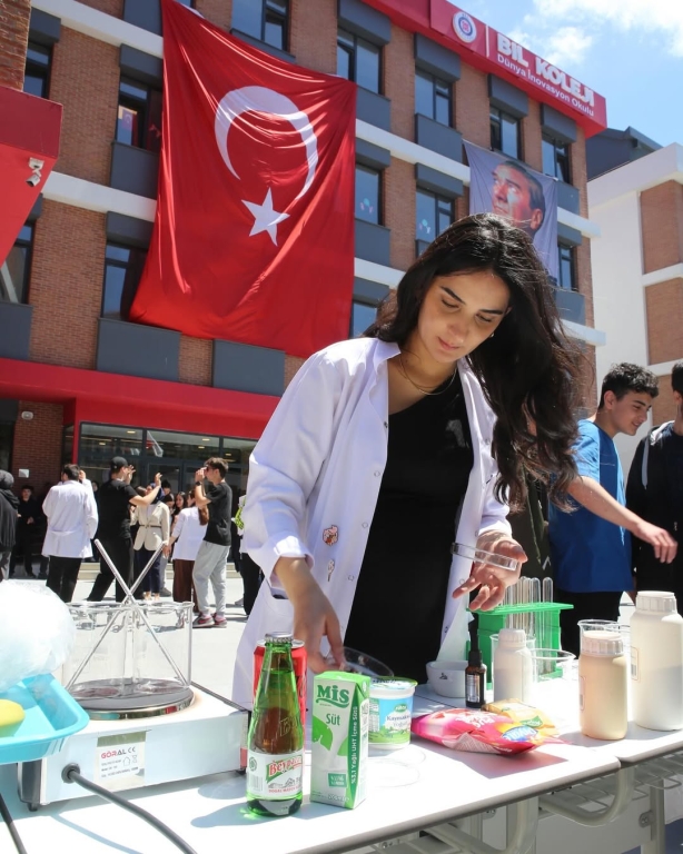 Bilimle Dolu Harika Bir Günü Geride Bıraktık! Bu yılki Bilim Şenliğimiz, öğrencilerimizin yaratıcılığıyla, deneyler ve projelerle dolu unutulmaz bir güne dönüştü. Emeği geçen tüm öğrencilerimize ve onları sevgiyle, sabırla yönlendiren öğretmenlerimize yürekten teşekkür ederiz! Birlikte keşfettik, öğrendik ve büyüdük! #bilimşenliği #bilim #bilkoleji görseli 2