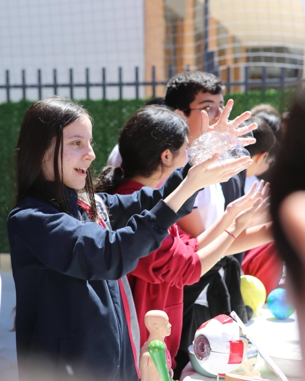 Bilimle Dolu Harika Bir Günü Geride Bıraktık! Bu yılki Bilim Şenliğimiz, öğrencilerimizin yaratıcılığıyla, deneyler ve projelerle dolu unutulmaz bir güne dönüştü. Emeği geçen tüm öğrencilerimize ve onları sevgiyle, sabırla yönlendiren öğretmenlerimize yürekten teşekkür ederiz! Birlikte keşfettik, öğrendik ve büyüdük! #bilimşenliği #bilim #bilkoleji görseli 3