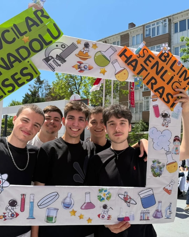 Bilimle Dolu Harika Bir Günü Geride Bıraktık! Bu yılki Bilim Şenliğimiz, öğrencilerimizin yaratıcılığıyla, deneyler ve projelerle dolu unutulmaz bir güne dönüştü. Emeği geçen tüm öğrencilerimize ve onları sevgiyle, sabırla yönlendiren öğretmenlerimize yürekten teşekkür ederiz! Birlikte keşfettik, öğrendik ve büyüdük! #bilimşenliği #bilim #bilkoleji görseli 6